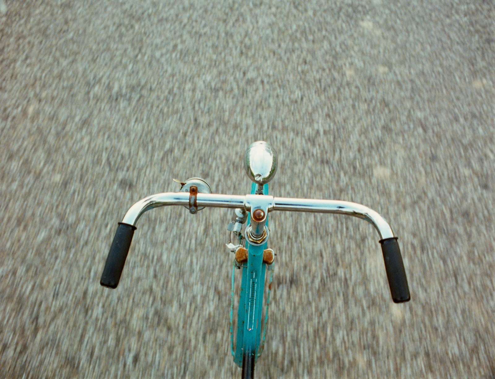 Still from Met losse handen, 2004, 35 mm film loop, colour, 2'18", 300 x 400 cm