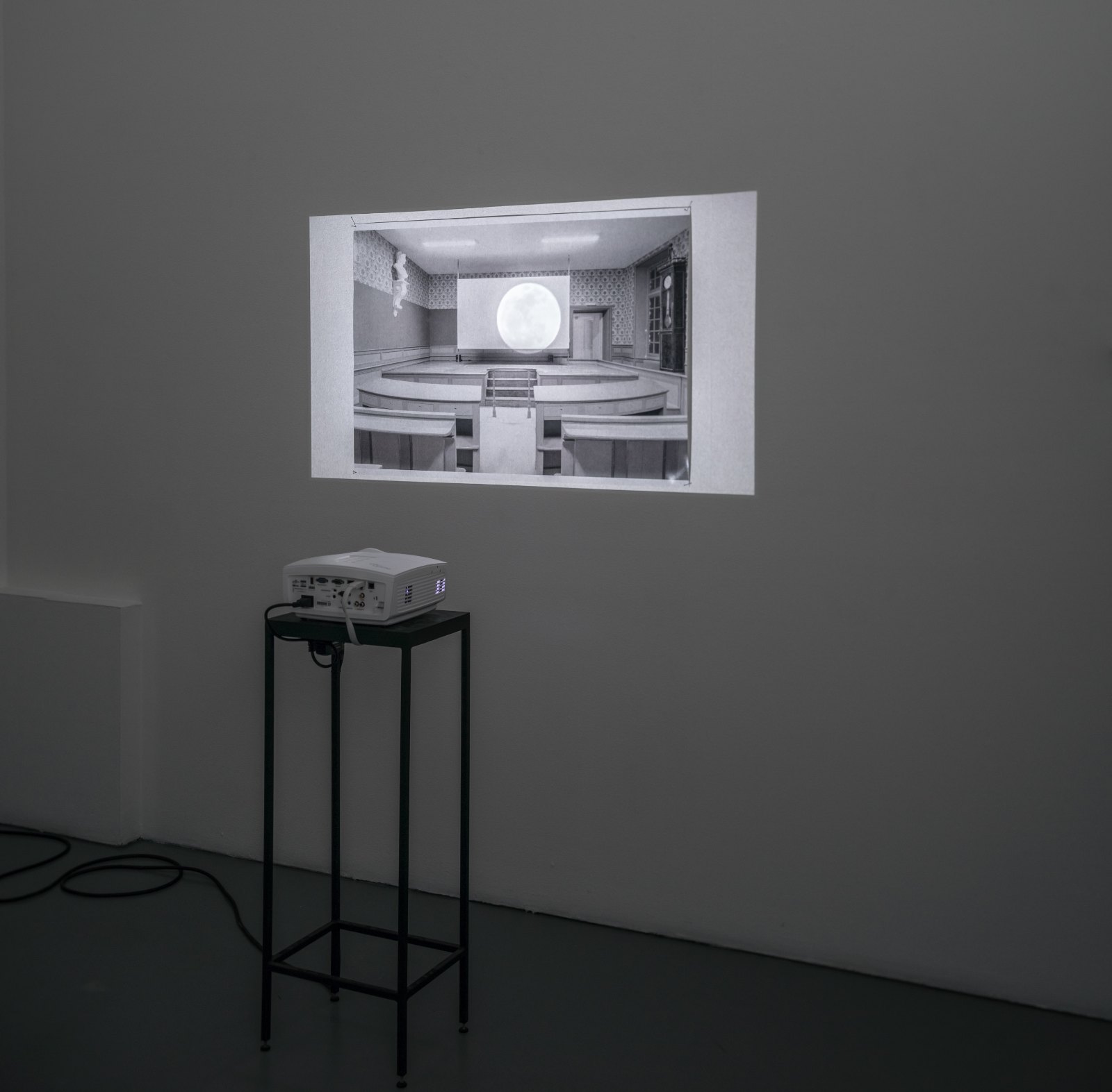 Lina Selander, Anteckningar till en film om naturen, 2015-2016, Hd-video 9:45 min, podium and lambdaprint 70 x 100 cm, ed. 3 + 2 AP