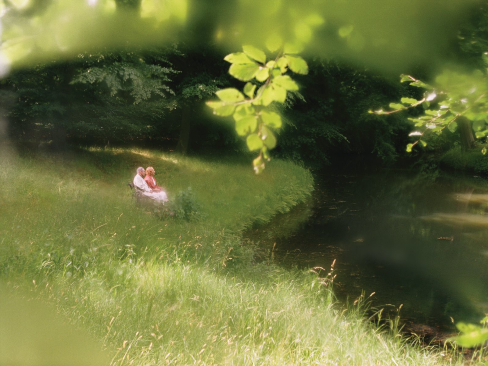 Still from Couple in the distance, 2010, 2 x 35 mm film loop, colour, duration of film loops 5'23 and 2'00''