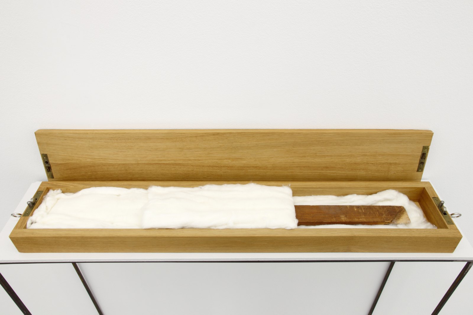 Georg Herold, Latte in Watte, 1979/1989, Cotton, wood, 100 x 8 x 12 cm