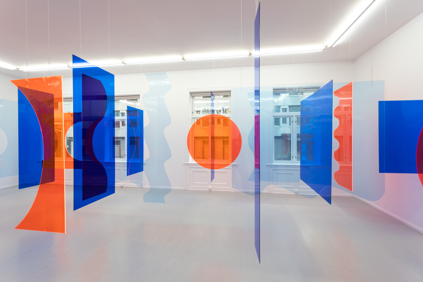 Conversation, 2018. Set of 59 elements, transparent tinted plexiglass. Dimensions variable. Edition of 3.43 elements installed for this exhibition