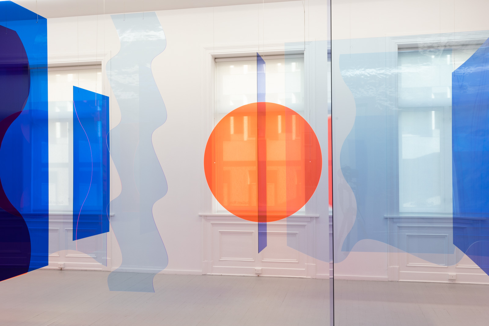 Conversation, 2018. Set of 59 elements, transparent tinted plexiglass. Dimensions variable. Edition of 3.43 elements installed for this exhibition