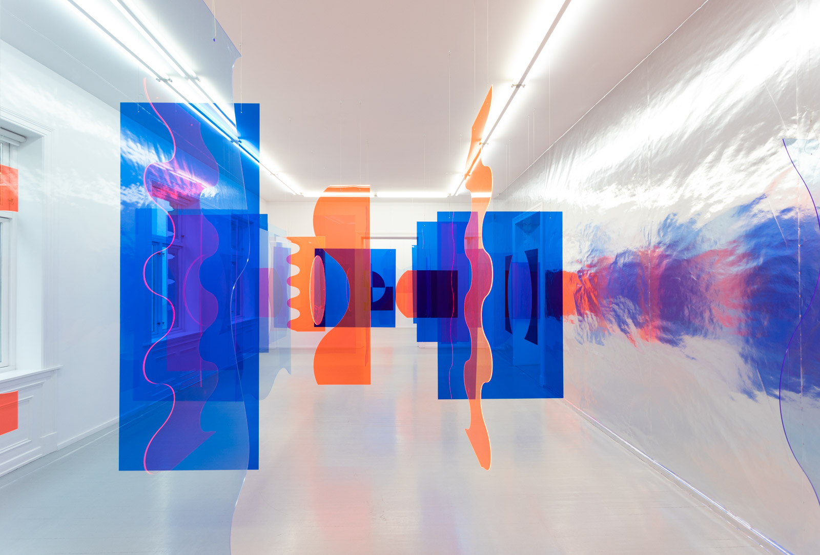 Conversation, 2018. Set of 59 elements, transparent tinted plexiglass. Dimensions variable. Edition of 3.43 elements installed for this exhibition