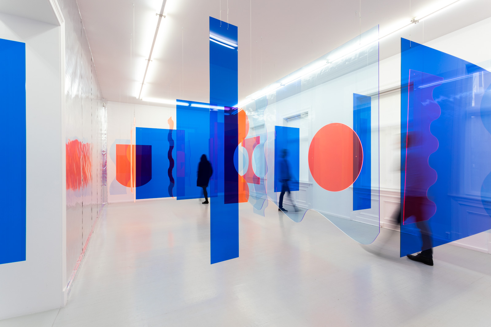 Conversation, 2018. Set of 59 elements, transparent tinted plexiglass. Dimensions variable. Edition of 3.43 elements installed for this exhibition.