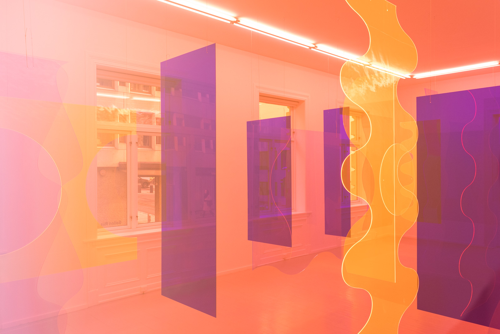 Conversation, 2018. Set of 59 elements, transparent tinted plexiglass. Dimensions variable. Edition of 3.43 elements installed for this exhibition