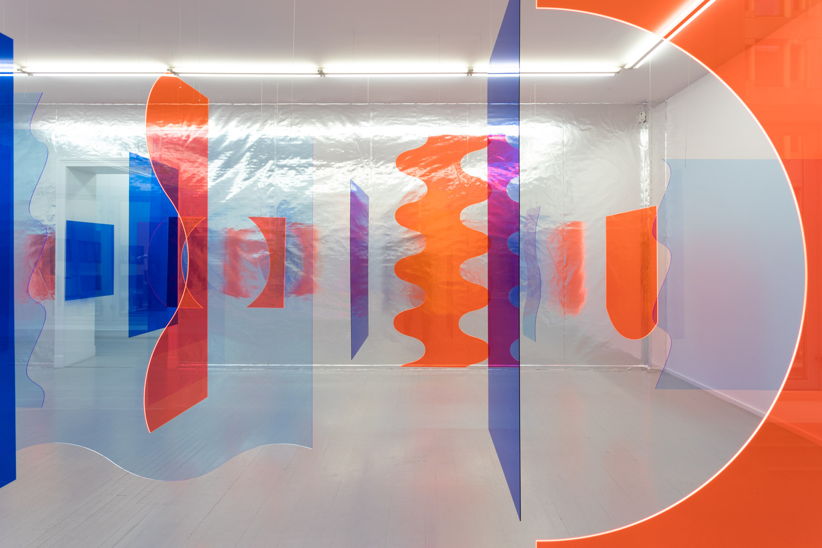 Conversation, 2018. Set of 59 elements, transparent tinted plexiglass. Dimensions variable. Edition of 3.43 elements installed for this exhibition